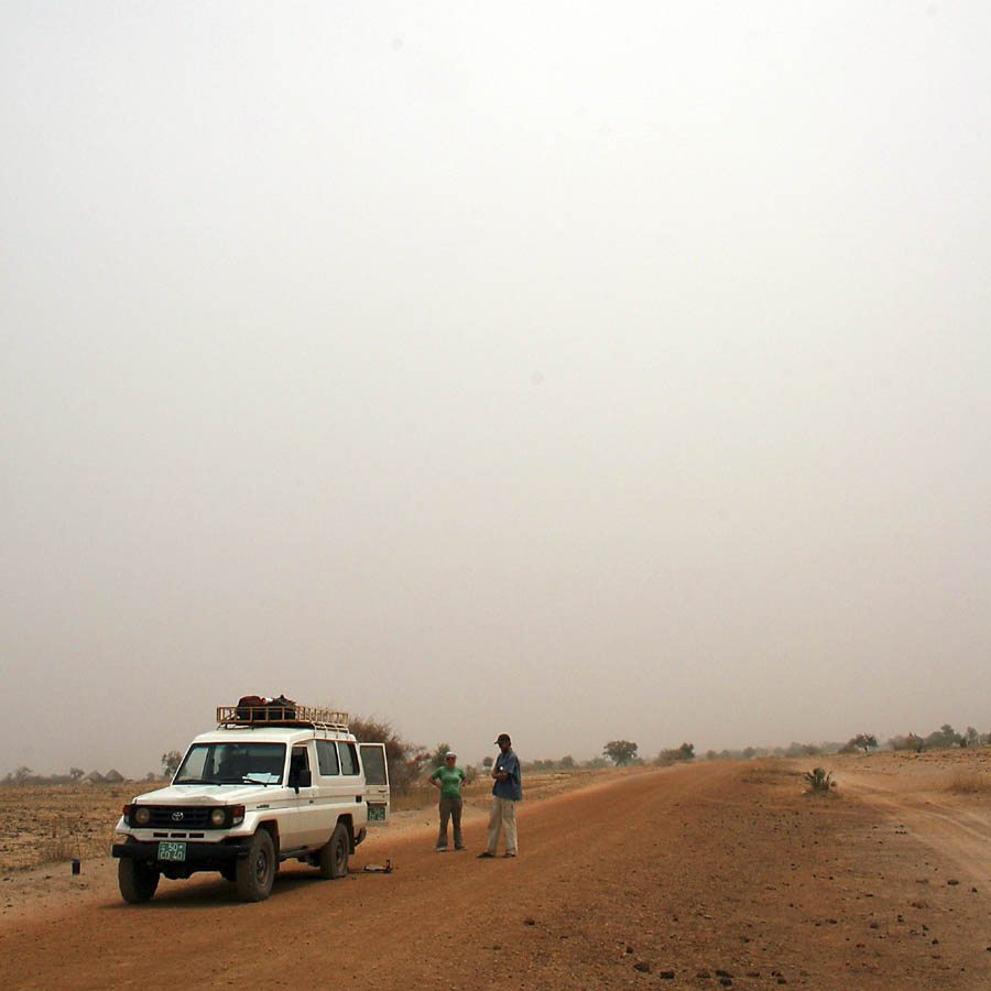 Flat tire, en route to Tondi Fou Flat tire, en route to Tondi Fou
